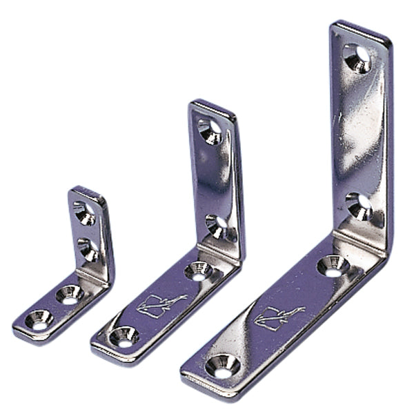 Roca vinkelbeslag monteret på en skrogdel af en båd