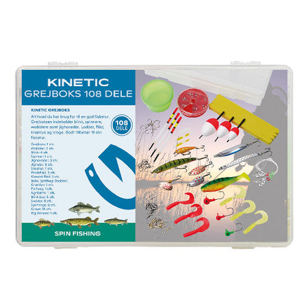 Kinetic grejbox åbnet med fiskegrej og tilbehør, vist fra siden.