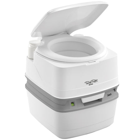 Porta Potti toilet qube 365 i hvid farve, står på dæk i båd