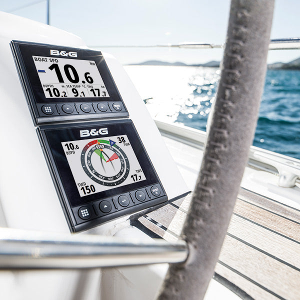B&G Triton2 transducer med NMEA 2000 startkit i nærbillede