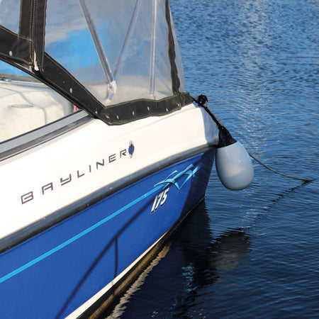 Dan-Fender fender monteret på båd, der viser den marineblå farve.