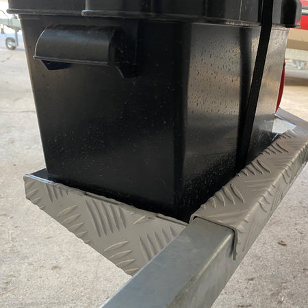 Batterikasse-holder set fra siden med tilbehør