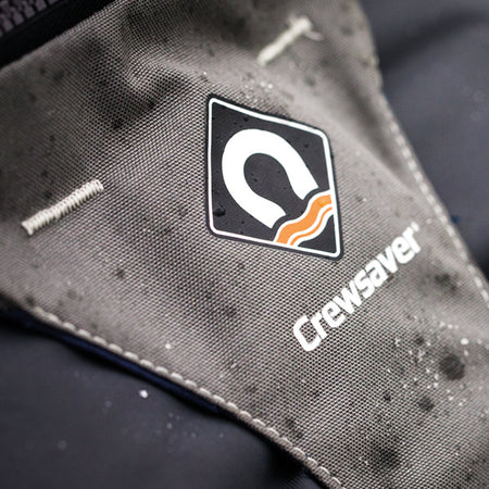 Crewsaver Crewfit 165N Sport Harness på dækket af en båd, klar til brug