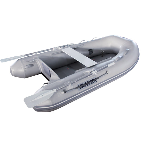 Forsiden af Aquaquick gummibåd med træ dørk, klar til sejlads.