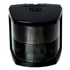 Hella agterlanterne i sort plast, 107 mm, vist fra siden.