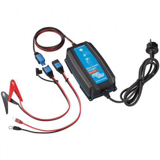Victron Blue Smart 12V 5Amp lader set fra siden med klare forbindelser.