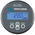 Victron BMV-712 Smart Batterimonitor set forfra, med Bluetooth-funktionalitet, monteret på båd.