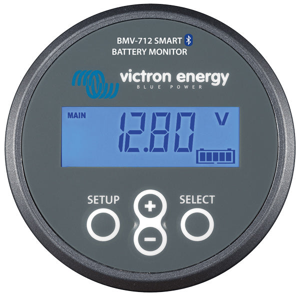 Victron BMV-712 Smart Batterimonitor set forfra, med Bluetooth-funktionalitet, monteret på båd.
