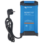 Victron Blue Smart lader 24V 16Amp set fra siden med ventilationsriller.