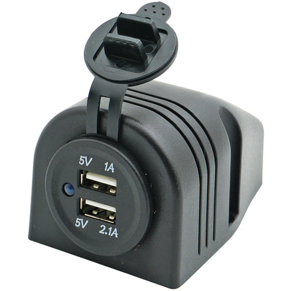 1852 dobbelt USB-udtag monteret på en båd, med synlig tilslutning.