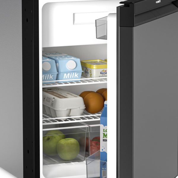Dometic køleskab med frostfunktion og madvarer indeni