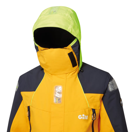 Gill OS26 Offshore Jakke på en sejler under sejlads