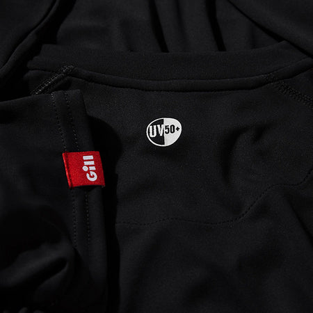 Detalje af Gill's sorte UV T-shirt, nærbillede af materialet