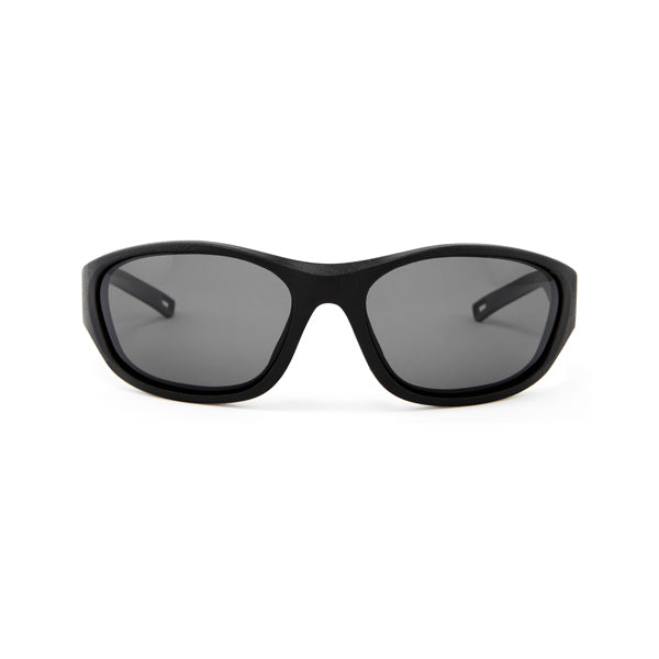 Gill 9475 Classic solbrille sort liggende på en båd med maritimt tilbehør
