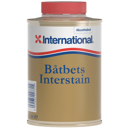 International Bådbejdse Mahogny 375 ML stående på et træbord med pensel ved siden af.
