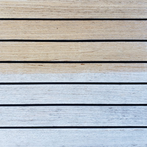 Star Brite Teak cleaner anvendt på teakdæk, effektiv bådpleje.