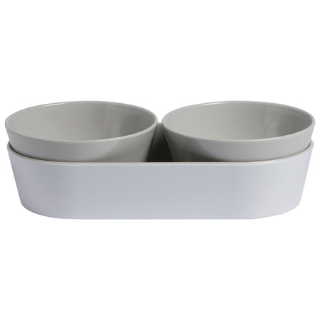 Tre elegante hvid/beige snack skåle fra Marine Business, præsenteret på en båd