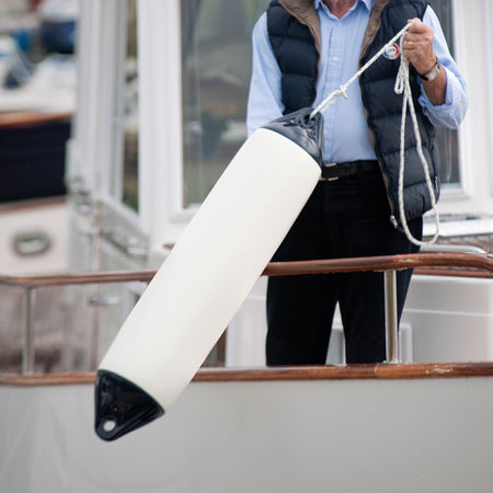 Polyform F01M fender set ovenfra, klar til brug