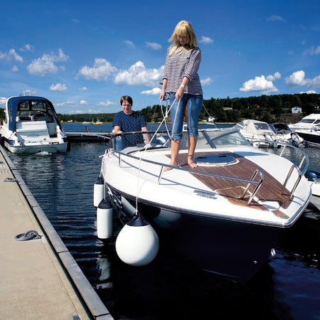 Polyform F6 fender i synlighed ved havnens kaj