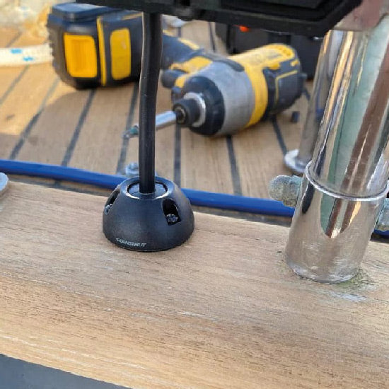 Close-up billede af ScanStrut dæksgennemføring, der viser materialets kvalitet.