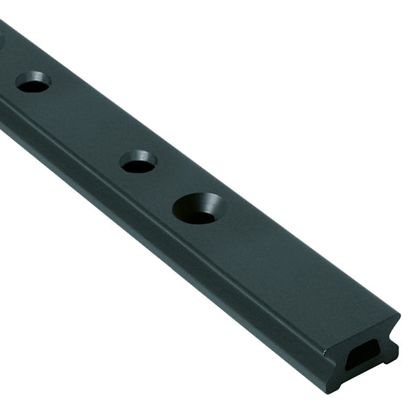 Ronstan skødeskinne 22mm i brug på en sejlbåd