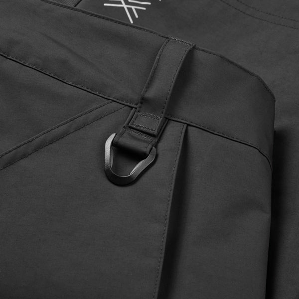 Gill OS33SH Coastal Shorts i sort, bådunderlag som baggrund og i brug