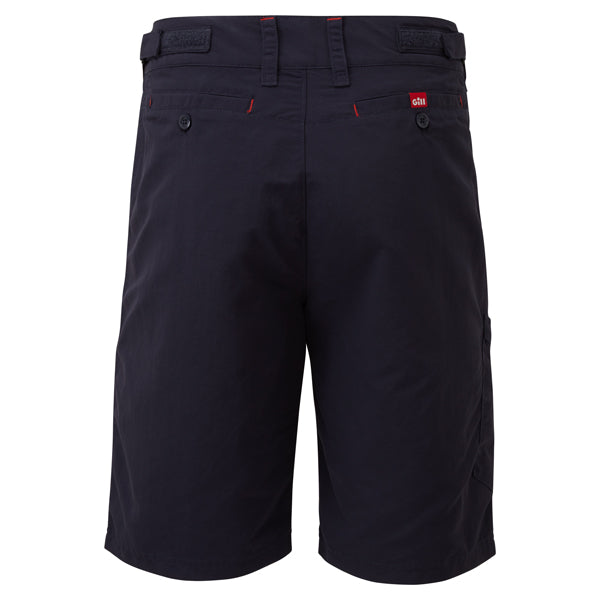 Gill UV Tec shorts i navy i brug på en sejler i solen.