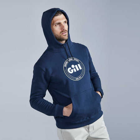 Gill Cavo Hoodie i navy i brug under udendørs aktiviteter på vandet
