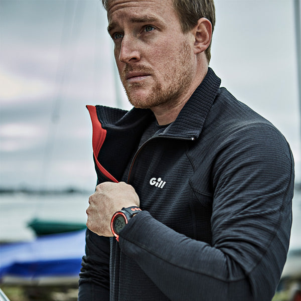 Gill fleece jakke i brug på en båd med beskyttelse mod vind