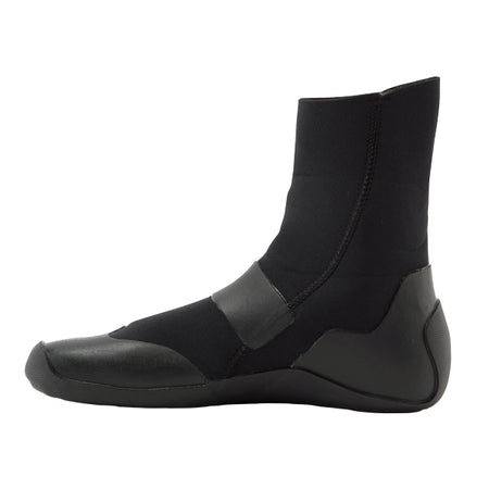 Gill støvle stavet i en båd med vand i baggrunden
