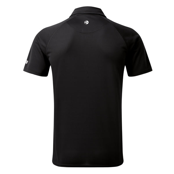 Gill UV008 herrepolo i sort i brug på båden