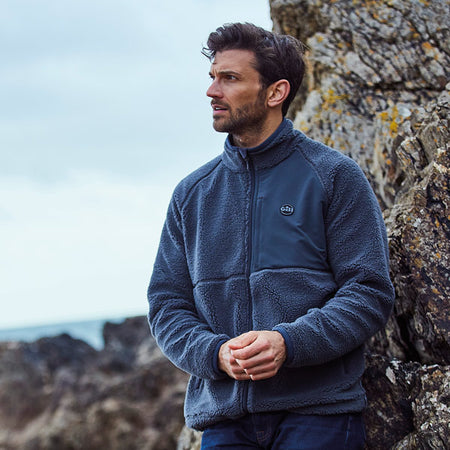Gill 1704 Cromerty fleece jakke Navy set bagfra med høj krave.