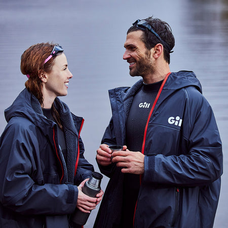 Gill Aqua Parka fra siden med fokus på lynlåsen