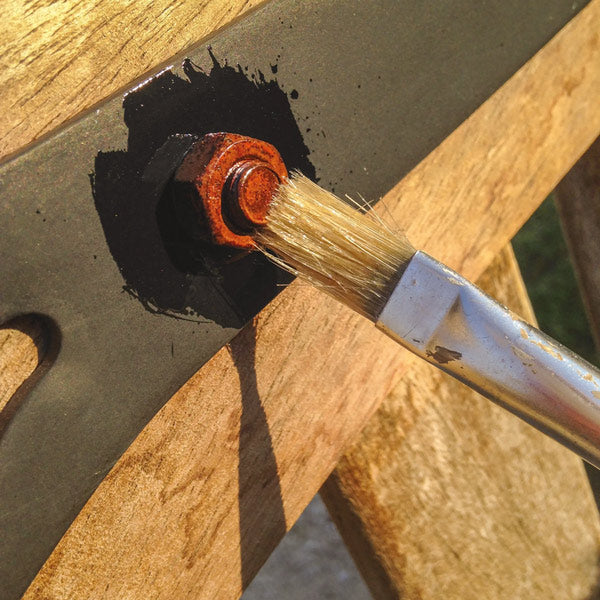 Owatrol olie anvendt på træoverflade på en båd.